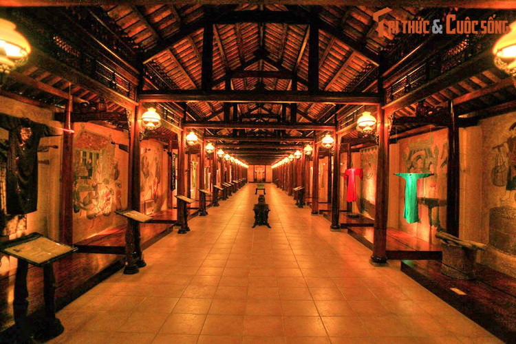 2. Tọa lạc tại phường Long Phước, quận 9, TPHCM, Bảo tàng Áo dài là nơi đang sở hữu một bộ sưu tập đồ sộ các kiểu mẫu áo dài của phụ nữ Việt qua nhiều thời kỳ khác nhau.