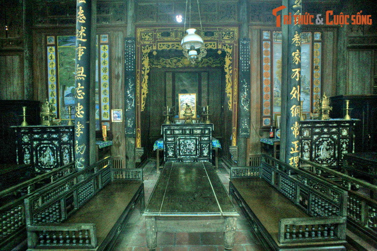 Bên trong ngôi nhà chính có 36 cột, trên hai cột cái trang trí đôi câu đối mang đại ý là gia chủ lấy đức tính trung hiếu làm đầu. Gian giữa ngôi nhà có phần hậu cung, là nơi thờ Phật và tổ tiên.