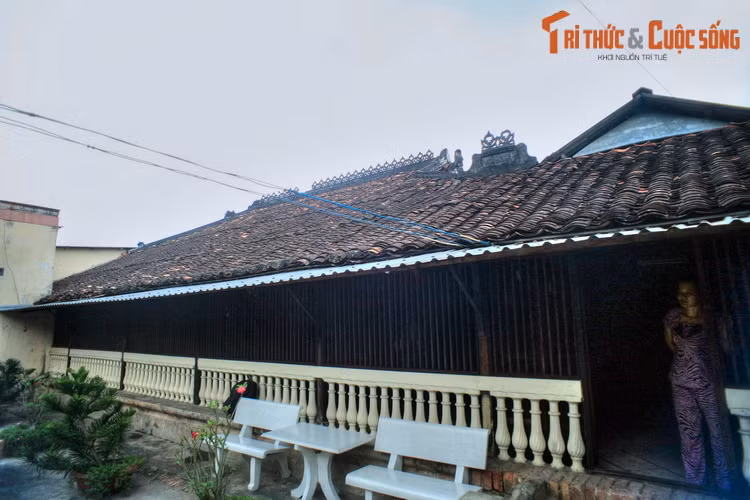 Từ bên ngoài nhìn vào, ngôi nhà cổ của ông Võ được xây dựng trên mặt bằng hình chữ "Đinh" (丁), kiểu nhà rường xiên, trính, gồm 3 gian 2 chái, có 5 cửa vào nhà chính.