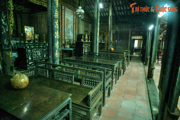 Bên cạnh giá trị kiến trúc, nhà cổ của ông Võ còn lưu giữ được nhiều cổ vật quý như 5 đôi liễn, 3 bộ trường kỷ, 2 bộ ván, 3 tủ thờ, tất cả được khảm xà cừ rất đẹp. Ngoài ra còn nhiều đồ thờ bằng đồng tuổi đời trên dưới một thế kỷ.