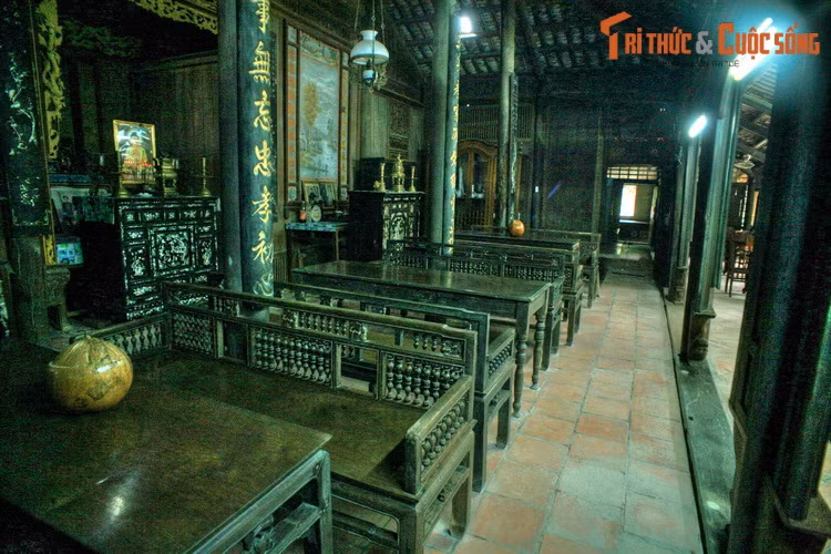 Bên cạnh giá trị kiến trúc, nhà cổ của ông Võ còn lưu giữ được nhiều cổ vật quý như 5 đôi liễn, 3 bộ trường kỷ, 2 bộ ván, 3 tủ thờ, tất cả được khảm xà cừ rất đẹp. Ngoài ra còn nhiều đồ thờ bằng đồng tuổi đời trên dưới một thế kỷ.