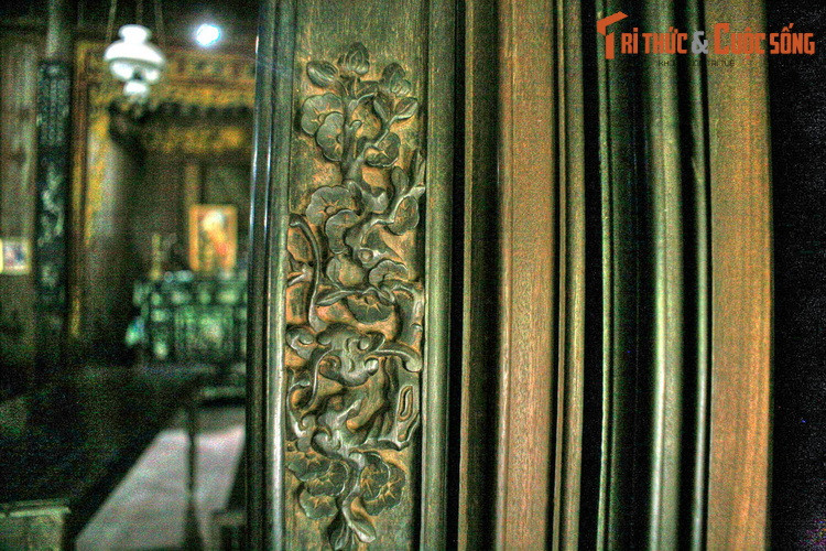 Các cột con của nhà chính đều trang trí liễn khảm xà cừ đề tài mai, lan, cúc, trúc rất độc đáo, hai bên là hai vách lụa có 18 khuôn chạm lộng các đề tài hoa lá.