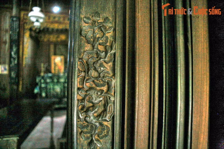 Các cột con của nhà chính đều trang trí liễn khảm xà cừ đề tài mai, lan, cúc, trúc rất độc đáo, hai bên là hai vách lụa có 18 khuôn chạm lộng các đề tài hoa lá.