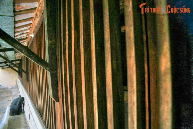 Gian trước nhà được che bằng song gỗ. Mái nhà lợp ngói vảy cá.