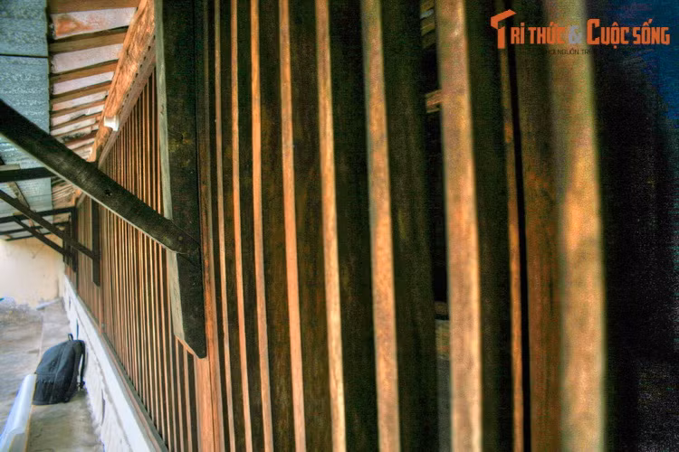 Gian trước nhà được che bằng song gỗ. Mái nhà lợp ngói vảy cá.