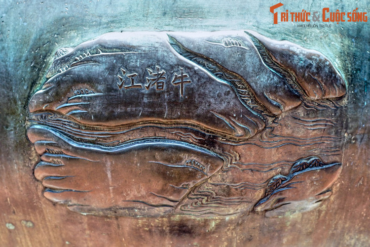 Trên Cửu Đỉnh nhà Nguyễn, tên gọi rạch Bến Nghé được viết theo lối Hán Việt là Ngưu Chữ Giang, trong đó Ngưu là “trâu”, Chữ là “bến”, Giang là “sông”. Nhiều văn bản Hán – Nôm cổ cũng dùng cách viết này.