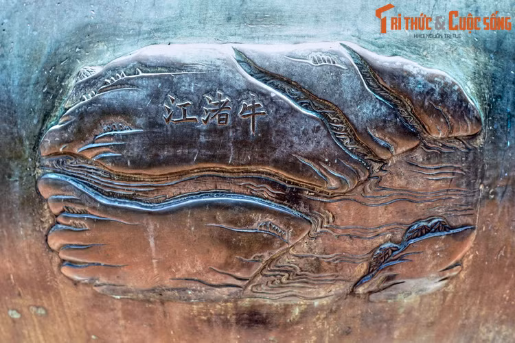 Trên Cửu Đỉnh nhà Nguyễn, tên gọi rạch Bến Nghé được viết theo lối Hán Việt là Ngưu Chữ Giang, trong đó Ngưu là “trâu”, Chữ là “bến”, Giang là “sông”. Nhiều văn bản Hán – Nôm cổ cũng dùng cách viết này.