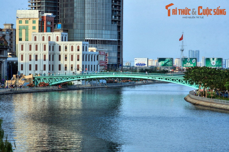 Cư dân địa phương trông thấy từng đàn đuổi nhau kêu gầm như tiếng trâu rống nên gọi tên là Bến Nghé, có thể hiểu đại ý là “bến nước vang lên tiếng kêu của lũ nghé (trâu con)”. Sách Đại Nam nhất thống chí, phần về tỉnh Gia Định, cũng đưa ra kiến giải tương tự.