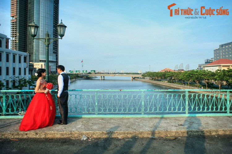 Học giả nổi tiếng Trương Vĩnh Ký thì đưa ra ý kiến khác. Theo ông, địa danh Bến Nghé có nguồn gốc từ cách người Khmer xưa gọi vùng nước nơi mình sinh sống, trong đó Kompong là “bến”, Kon Krabei là “con trâu”. Đồng ý với quan điểm trên, nhà địa danh học Lê Trung Hoa cho rằng Bến Nghé là cái bến mà người ta thường cho trâu, bò ra tắm. Ở miền Nam xưa có nhiều địa danh cấu tạo bằng "bến + tên con vật", như Bến Nghé ở Nhà Bè hay Bến Tượng ở Sông Bé.