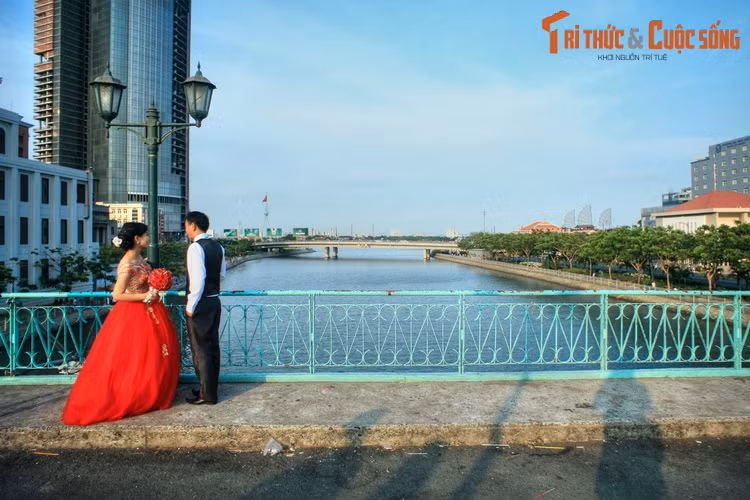 Học giả nổi tiếng Trương Vĩnh Ký thì đưa ra ý kiến khác. Theo ông, địa danh Bến Nghé có nguồn gốc từ cách người Khmer xưa gọi vùng nước nơi mình sinh sống, trong đó Kompong là “bến”, Kon Krabei là “con trâu”. Đồng ý với quan điểm trên, nhà địa danh học Lê Trung Hoa cho rằng Bến Nghé là cái bến mà người ta thường cho trâu, bò ra tắm. Ở miền Nam xưa có nhiều địa danh cấu tạo bằng "bến + tên con vật", như Bến Nghé ở Nhà Bè hay Bến Tượng ở Sông Bé.