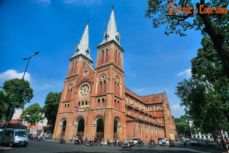 Ngày nay, phường Bến Nghé là nơi tập trung các cơ quan hành chính đầu não cùng nhiều công trình kiến trúc cổ mang tính biểu tượng của TP. HCM như nhà thờ Đức Bà, Bưu điện Thành phố, Nhà hát Thành phố, Bảo tàng TP HCM, Bảo tàng Lịch sử...