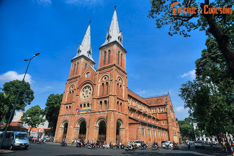 Ngày nay, phường Bến Nghé là nơi tập trung các cơ quan hành chính đầu não cùng nhiều công trình kiến trúc cổ mang tính biểu tượng của TP. HCM như nhà thờ Đức Bà, Bưu điện Thành phố, Nhà hát Thành phố, Bảo tàng TP HCM, Bảo tàng Lịch sử...