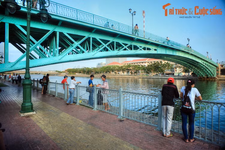 Còn rạch Bến Nghé có vai trò quan trọng trong hệ thống tiêu thoát nước, đồng thời là một cảnh quan đẹp của TP. HCM. Nhiều địa điểm lịch sử nổi tiếng của thành phố gắn liền với con rạch này như cột cờ Thủ Ngữ, bến Nhà Rồng, cầu Mống...