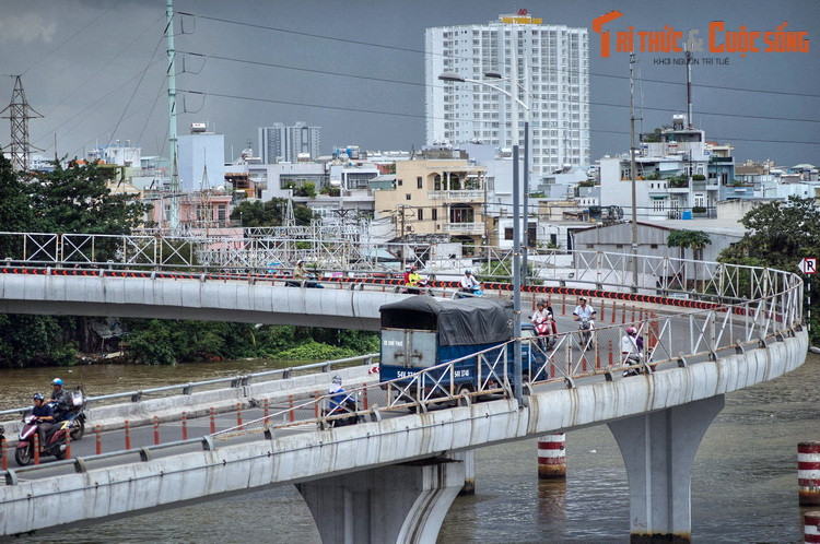 Do cách đặt tên như vậy nên Bến Nghé có khi còn được gọi là Bến Trâu, như một câu trong bài "Gia Định thất thủ vịnh": “Tàu khói chạy mây tuôn sông mấy khúc, lờ lạt Bến Trâu".