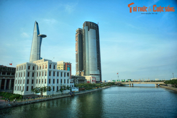 Xuất hiện cùng với những thế hệ cư dân đầu tiên của Sài Gòn, thuở sơ khai Bến Nghé là tên của một bến nước, sau chỉ một con sông (rạch), cuối cùng được dùng cho cả vùng trung tâm Sài Gòn.