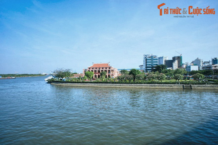 Trong cuốn Phương Đình dư địa chí (1900), học giả, phó bảng Nguyễn Văn Siêu cho rằng tên gọi Bến Nghé xuất hiện từ khi Sài Gòn còn là một vùng rừng rậm hoang vu. Khi đó, ở đoạn sông mà ngày nay gọi là rạch Bến Nghé có rất nhiều cá sấu.