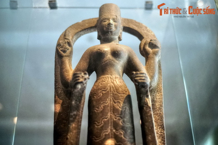 Bức tượng này được tạc từ đá sa thạch, có chiều cao 75 cm, ngang 32,3 cm, nặng 75 kg, có niên đại vào khoảng thế kỷ 7 – 8. Hiện vật thể hiện hình ảnh một nữ nhân đầu đội mũ trụ, ngực để trần, có bốn tay đứng trên bệ liền với một vòng cung đỡ ở phía sau.