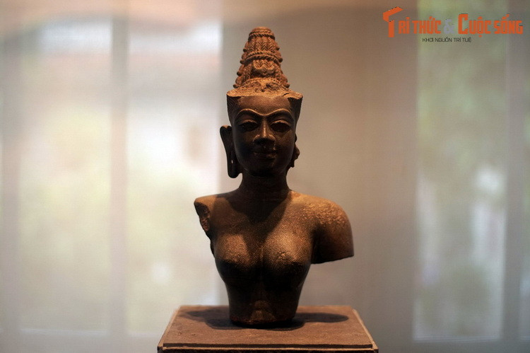 2. Bên cạnh tượng tượng nữ thần Tara, tượng nữ thần Devi cũng là một tác phẩm điêu khắc nữ thần xuất sắc của nền văn hóa Chăm Pa. Bức tượng Bảo vật quốc gia này được tìm thấy ở Hương Quế, Quế Sơn, Quảng Nam, hiện được lưu giữ tại Bảo tàng Lịch sử TP HCM.