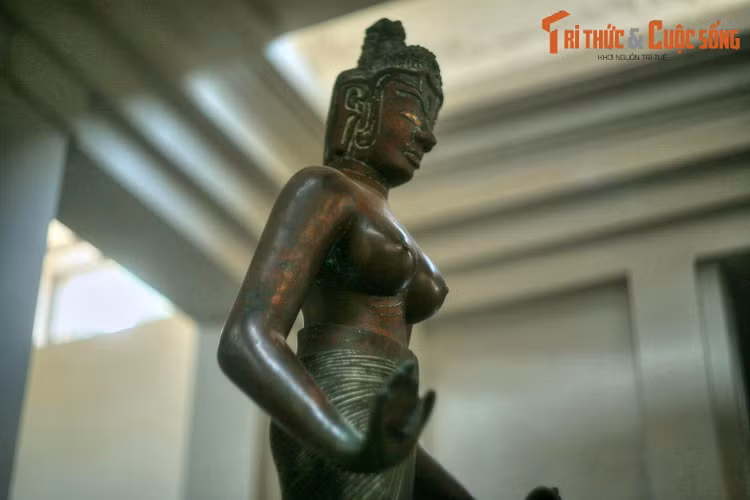 Hiện vật này được đúc bằng đồng, cao 129,3 cm, thể hiện hình ảnh người phụ nữ ngực trần, thân dưới được che bằng váy kiểu sa rông, toát lên một phong cách mỹ thuật rất phóng khoáng. Nữ thần Tara là một vị Bồ tát trong quan niệm Phật giáo của người Chăm xưa. Bầu ngực tượng nữ thần khỏa thân này được thể hiện tròn căng đầy sức sống phồn thực, ẩn chứa mong muốn về một cuộc sống no đủ, bình yên và hạnh phúc.