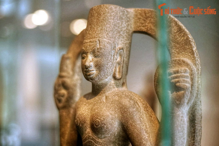 Trong thần thoại Hindu giáo, Durga là một trong muôn vàn hình dạng người vợ của thần Siva. Dưới hình dạng này, nữ thần Durga đã chiến thắng quỷ trâu, giúp loài người thoát khỏi tai ương.