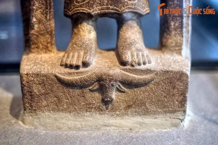 Đặc biệt, trên bệ tượng có hình một đầu trâu với cặp sừng dài. Nhờ hình tượng này, các nhà nghiên cứu có thể xác định tượng tạc hình thần Durga, một nữ thần quan trọng trong đạo Hindu.