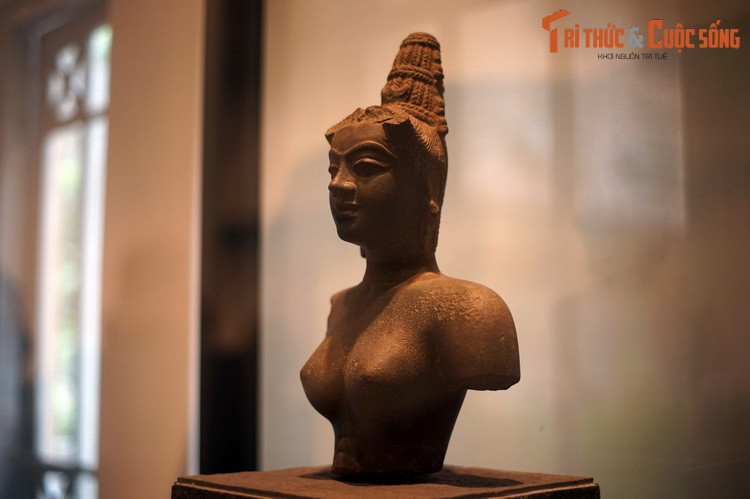 Tượng cao 38,5 cm, rộng 21,6 cm, dày 11,8 cm và nặng 20 kg, được chế tác bằng đá sa thạch, thể hiện vị nữ thần ở dạng bán thân, ngực để trần. Phần cổ nữ thần thon thả, vai tròn lẳn, khuôn ngực đầy đặn nữ tính và đầy vẻ thánh thiện.