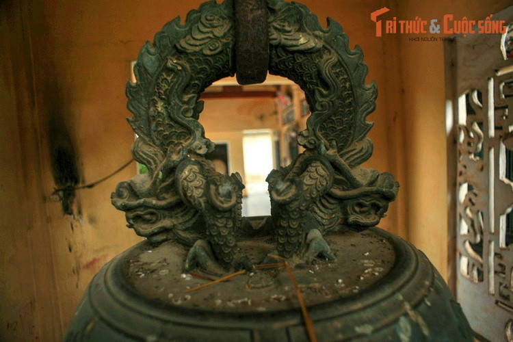 Tương truyền, chuông đồng La Chữ tuy nhỏ nhưng khi đánh lên lại có tiếng ngân vang xa kỳ lạ. Các bô lão trong làng sợ tiếng chuông vang đến tai vua triều Nguyễn và bị tịch thu bèn cho “thiến” chuông bằng cách khoan trên đỉnh nhiều lỗ rồi trám chì vào nhằm giảm bớt tiếng vang.