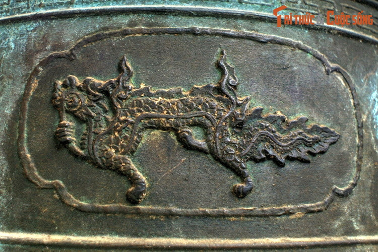 Thời kháng chiến chống Pháp, chuông bị thủng nhiều lỗ trên thân do đạn bắn. Dù vậy, mỗi khi đánh, tiếng chuông vẫn ngân vang trong trẻo. Ngày nay quả chuông cổ này được người dân gìn giữ cẩn thận như một chứng nhân lịch sử, đồng thời là một "bảo bối" hộ mệnh cho ngôi làng.