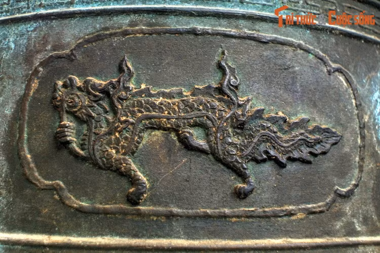 Thời kháng chiến chống Pháp, chuông bị thủng nhiều lỗ trên thân do đạn bắn. Dù vậy, mỗi khi đánh, tiếng chuông vẫn ngân vang trong trẻo. Ngày nay quả chuông cổ này được người dân gìn giữ cẩn thận như một chứng nhân lịch sử, đồng thời là một "bảo bối" hộ mệnh cho ngôi làng.