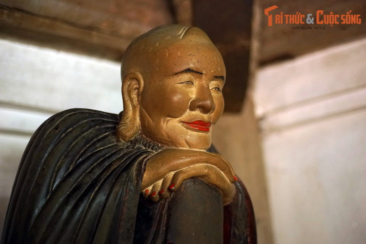 Rất nhiều người Việt biết đến những bức tượng Phật giáo thời Tây Sơn của chùa Tây Phương qua bài thơ "Các vị La Hán chùa Tây Phương" của nhà thơ Huy Cận. Bài thơ đã được đưa vào sách giáo khoa, mở đầu bằng câu "Các vị La Hán chùa Tây Phương/ Tôi đến thăm về lòng vấn vương...".