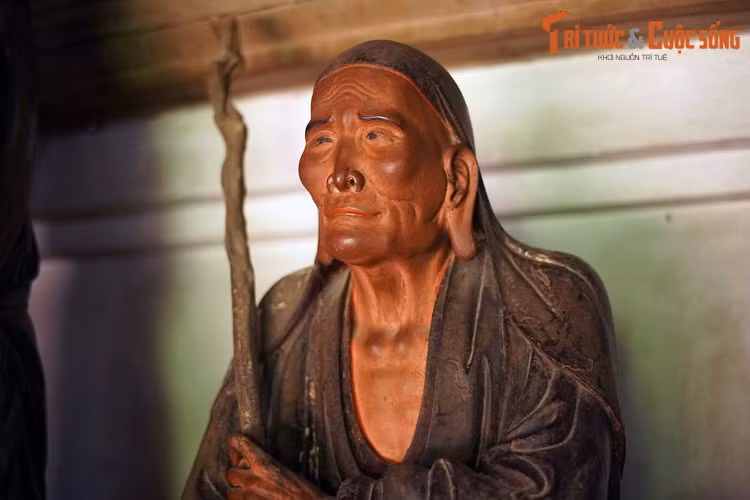 Trái với sự tĩnh tại thường thấy ở tượng Phật giáo Việt Nam, tượng 18 vị La Hán chùa Tây Phương lại mang dáng vẻ cực kỳ sinh động, không bức tượng nào giống bức tượng nào. Ẩn sau từng đường nét của tượng là các thông điệp giàu ý nghĩa về lịch sử, xã hội, tư tưởng, triết lý...