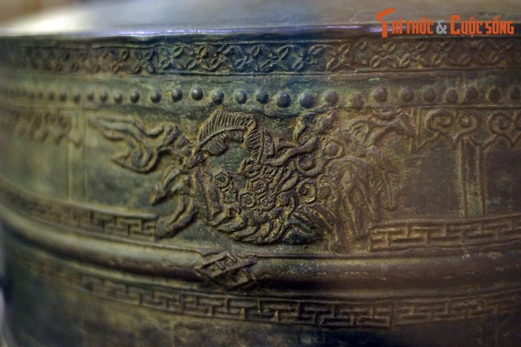 Xung quanh trống, từ trên xuống dưới, đúc nổi các băng hoa văn hình nhũ đinh, lá đề, hồi văn chữ T và đề tài tứ linh: long, ly, quy, phượng. Bên cạnh sự độc đáo của hoa văn, một giá trị đặc biệt khác của trống là phần tư liệu - với một bài minh dài 272 chữ khắc trên thân.