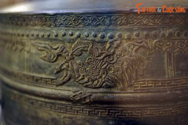 Xung quanh trống, từ trên xuống dưới, đúc nổi các băng hoa văn hình nhũ đinh, lá đề, hồi văn chữ T và đề tài tứ linh: long, ly, quy, phượng. Bên cạnh sự độc đáo của hoa văn, một giá trị đặc biệt khác của trống là phần tư liệu - với một bài minh dài 272 chữ khắc trên thân.