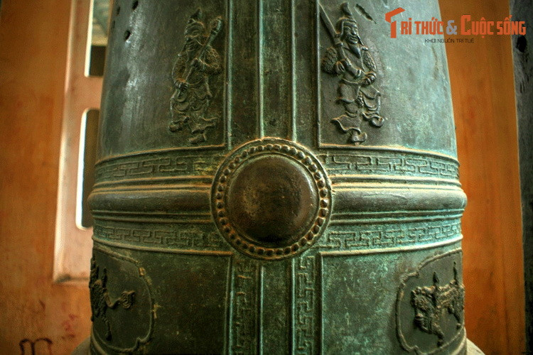 Chuông đúc bằng đồng, cao 1,26 mét, chu vi giữa thân chuông là 1,74 mét, chu vi miệng chuông là 1,80 mét. Các hoa văn, hoạ tiết trang trí trên chuông thiên về văn hóa dân gian chứ không mang nặng dấu ấn Phật giáo như các quả chuông đương thời. 