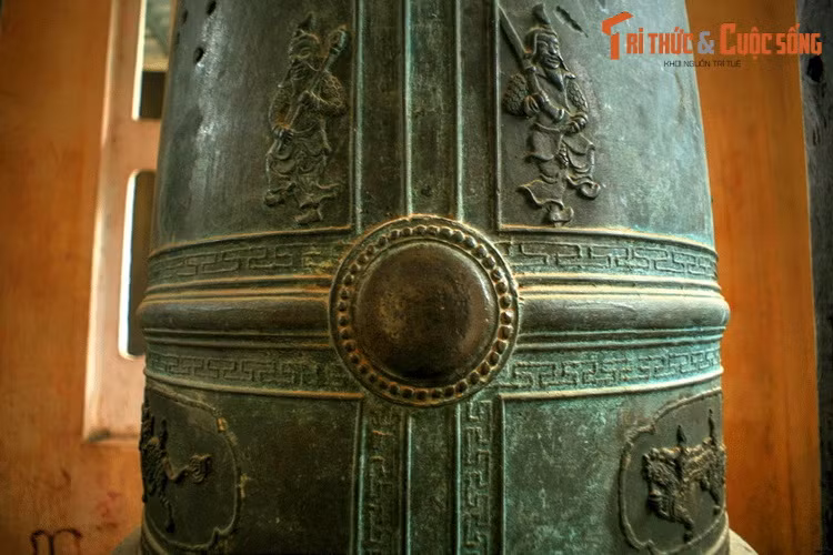 Chuông đúc bằng đồng, cao 1,26 mét, chu vi giữa thân chuông là 1,74 mét, chu vi miệng chuông là 1,80 mét. Các hoa văn, hoạ tiết trang trí trên chuông thiên về văn hóa dân gian chứ không mang nặng dấu ấn Phật giáo như các quả chuông đương thời. 