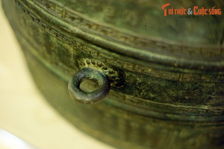 Khác với kiểu trống đồng của văn hóa Đông Sơn, trống Cảnh Thịnh được đúc mô phỏng theo kiểu trống da. Trống nặng 32 kg, đường kính mặt 54,3 cm, cao 37,40 cm, thân trống được chia làm ba phần, quanh thân có 4 quai.