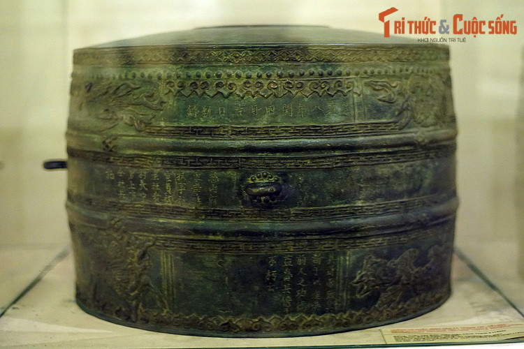 2. Bên cạnh tượng các vị La Hán, còn một hiện vật khác của triều Tây Sơn cũng được công nhận là Bảo vật quốc gia, đó là trống đồng Cảnh Thịnh. Trống được đúc năm 1800 dưới triều vua Cảnh Thịnh (con trai vua Quang Trung - Nguyễn Huệ), hiện được trưng bày tại Bảo tàng Lịch sử Quốc gia.