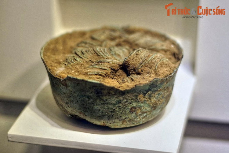 Một bát đựng tiền thời Bắc thuộc, niên đại thế kỷ 1-3, hiện vật của Bảo tàng Lịch sử TP HCM. Từ sau thất bại của An Dương Vương trong cuộc khởi nghĩa chống Triệu Đà (179 TCN), nước ta bước vào giai đoạn Bắc thuộc kéo dài hơn 1.000 năm.