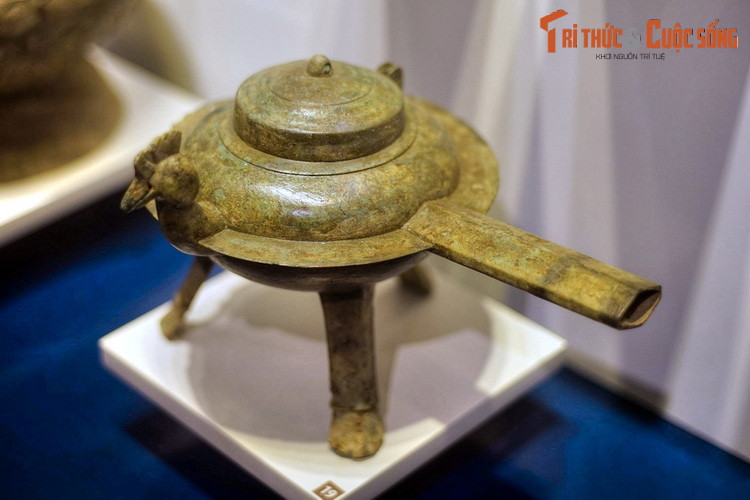 Ấm đầu gà, thế kỷ 1-3. Sự hiện diện của các hoa văn Việt cổ chứng tỏ, người Việt đã tiếp nhận, sử dụng và tìm cách Việt hóa các vật dụng ngoại nhập.