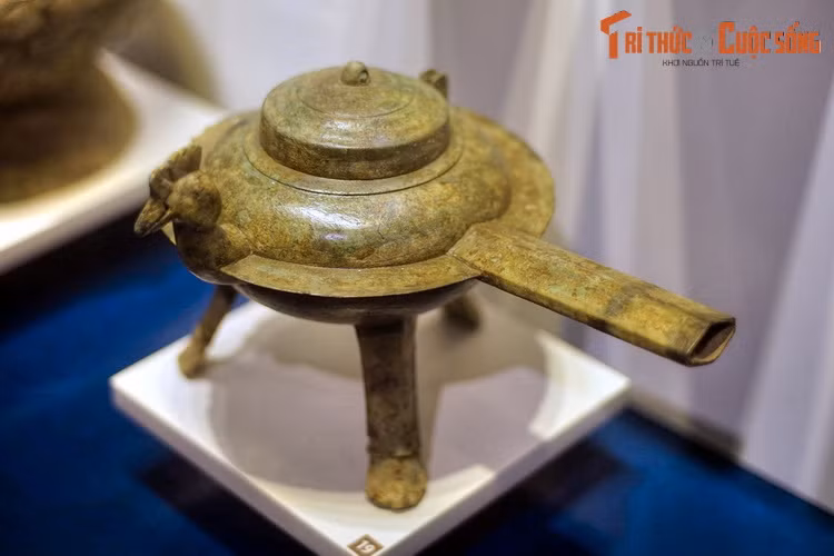 Ấm đầu gà, thế kỷ 1-3. Sự hiện diện của các hoa văn Việt cổ chứng tỏ, người Việt đã tiếp nhận, sử dụng và tìm cách Việt hóa các vật dụng ngoại nhập.