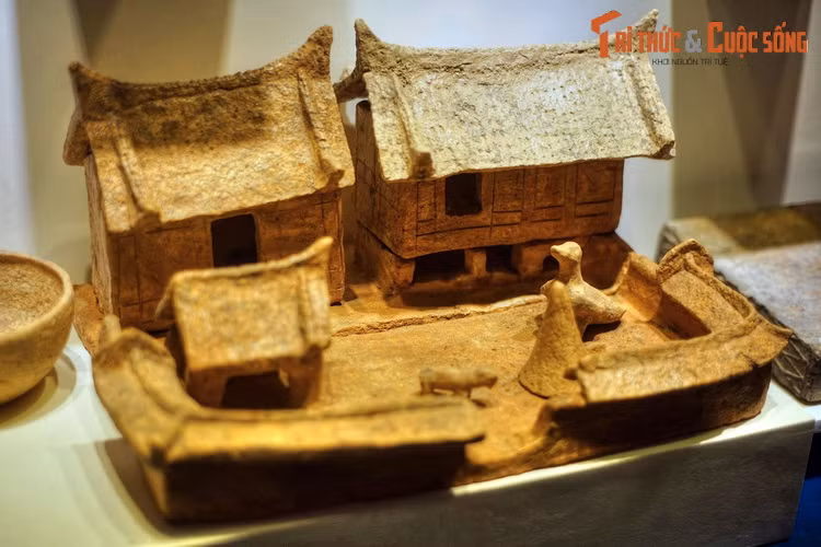 Một số cổ vật thời Bắc thuộc khác được trưng bày tại Bảo tàng Lịch sử TP HCM: Mô hình nhà bằng đất nung thế kỷ 1-3. Những ngôi nhà ở đây là nhà sàn có hai đầu mái cao, gợi nhớ về nhà sàn hình thuyền trên trống đồng Đông Sơn.