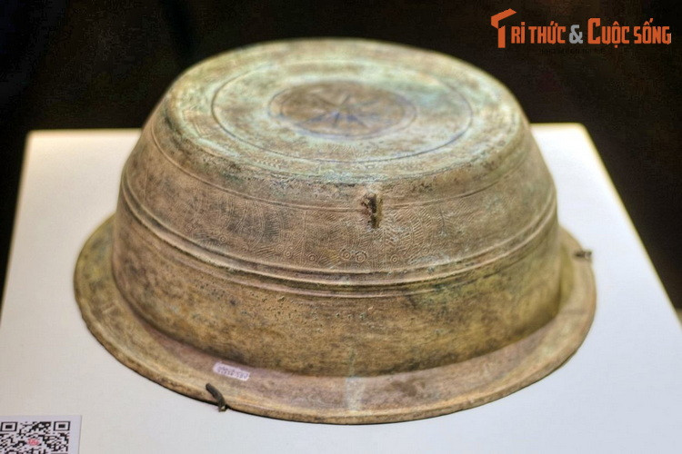 Hiện vật nổi bật của thời Bắc thuộc là chậu trống, với mặt trong thể hiện các mô típ trang trí thuộc văn hóa Hán, nhưng mặt ngoài lại mang hoa văn đặc trưng của trống đồng Đông Sơn. Điều này nói lên sức sống trường tồn của nền văn hóa thời Hùng Vương.