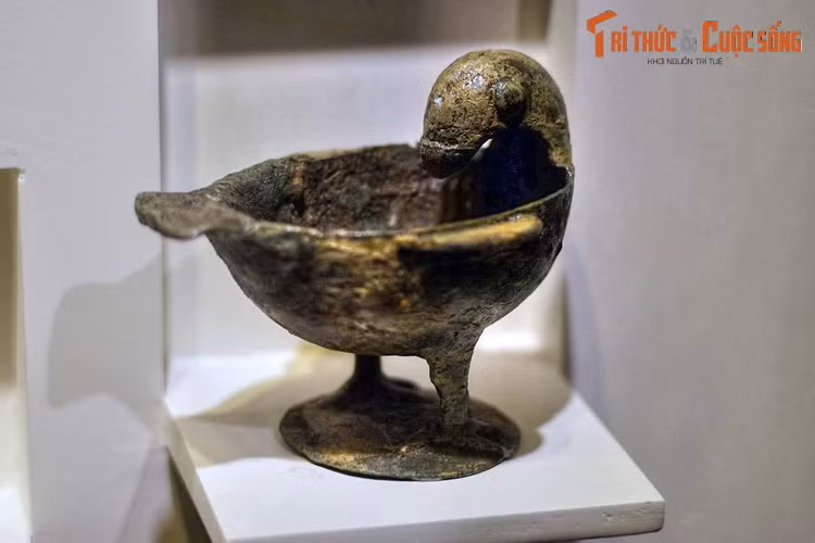 Chân đèn đồng, thế kỷ 3. Nhiều di vật tìm thấy trong các ngôi mộ cổ ở các tỉnh phía Bắc như Thanh Hóa, Bắc Ninh... còn lưu lại vết tích của sự giao lưu văn hóa Việt – Hán.