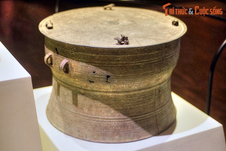 Ở các vùng cao, nhân dân ta vẫn tiếp tục chế tạo và sử dụng trống đồng, là vật chứng tiêu biểu cho truyền thống văn hóa dân tộc. Trống đồng thời Bắc thuộc thường nhỏ hơn, trang trí đơn giản hơn trống Đông Sơn, được gọi là trống đồng Heger II hay trống Mường...