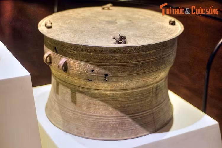 Ở các vùng cao, nhân dân ta vẫn tiếp tục chế tạo và sử dụng trống đồng, là vật chứng tiêu biểu cho truyền thống văn hóa dân tộc. Trống đồng thời Bắc thuộc thường nhỏ hơn, trang trí đơn giản hơn trống Đông Sơn, được gọi là trống đồng Heger II hay trống Mường...