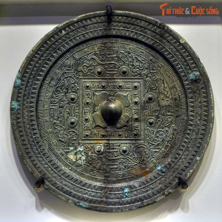 Gương đồng, thế kỷ 3. Các loại di vật này đa số bằng chất liệu đồng như dao, kiếm, mũi giáo, đĩa, vòng, trang sức, bát đựng tiền, hương, chuông, chân đèn... đều có khắc một số nét hoa văn truyền thống của trống đồng.