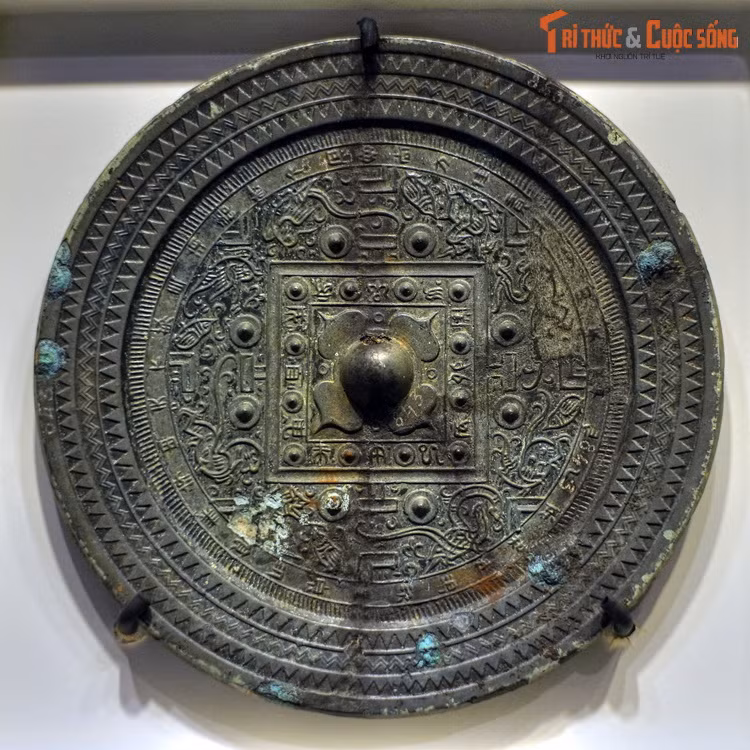 Gương đồng, thế kỷ 3. Các loại di vật này đa số bằng chất liệu đồng như dao, kiếm, mũi giáo, đĩa, vòng, trang sức, bát đựng tiền, hương, chuông, chân đèn... đều có khắc một số nét hoa văn truyền thống của trống đồng.