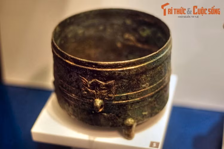 Liễn đồng thời Bắc thuộc, thế kỷ 1-3. Theo các nhà sử học, thời Bắc thuộc là một chặng đường lịch sử đầy thử thách, đồng thời cũng là giai đoạn chứng tỏ sức sống mãnh liệt của nền văn hóa bản Việt.