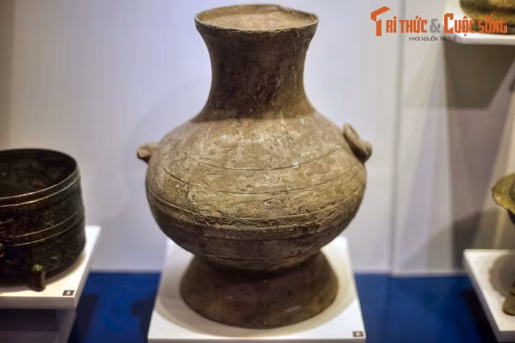 Bình đồng, thế kỷ 1-3. Song song với những cuộc nổi dậy liên tiếp để chống lại ách áp bức của phong kiến phương Bắc, người Việt cũng đấu tranh để bảo tồn văn hóa dân tộc và tiếp thu có chọn lọc văn hóa du nhập từ bên ngoài, qua đó làm giàu cho nền văn hóa của chính mình.