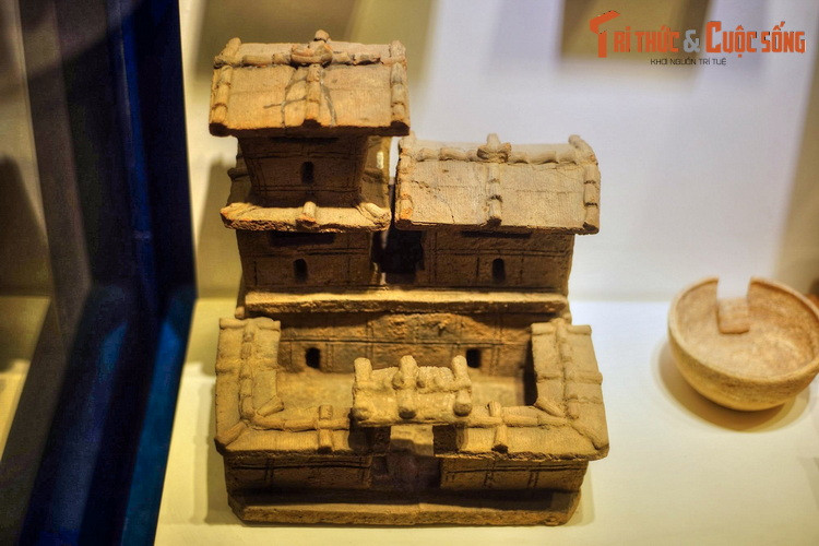 Mô hình nhà lầu bằng đất nung, thế kỷ 1-3.